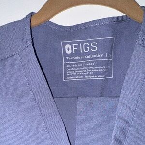 Figs Women's Short Sleeve V-Neck and jogger pants Dusty Blue